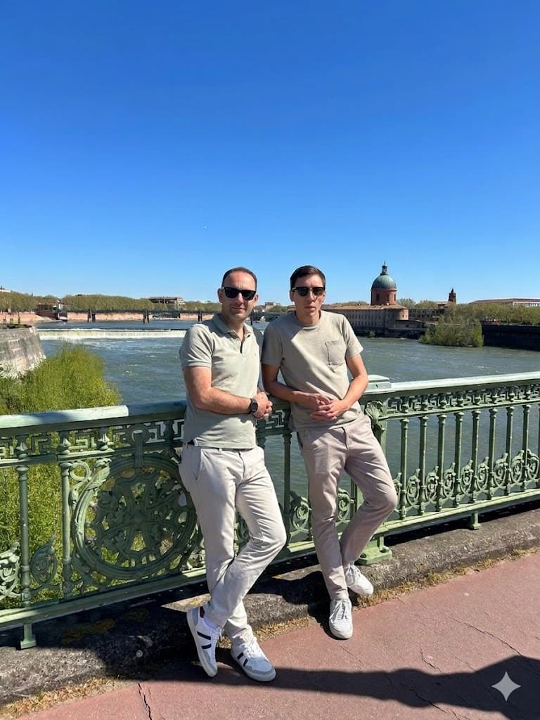 Julien et Clément, fondateurs de Tolosa Habitat, agence de gestion locative à Toulouse — pont Saint-Pierre
